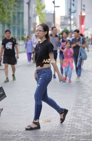 紧牛眼镜妹