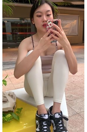 白色紧身裤美女