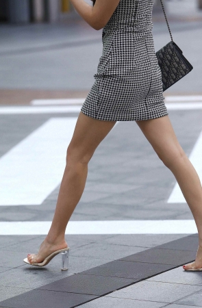短裙高跟妹子