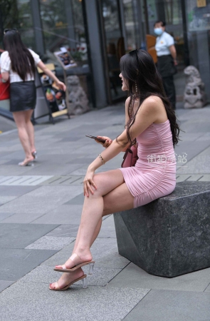 街拍粉色短裙美女
