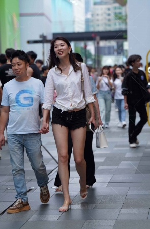 黑色热裤白衬衫长腿美女