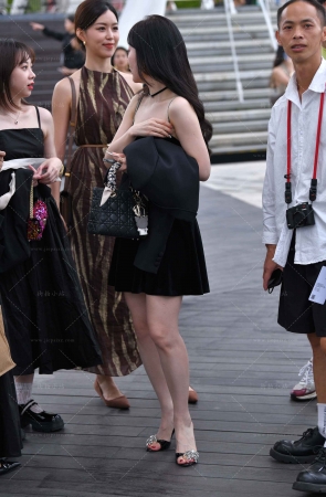 吊带裙白皙贵妇