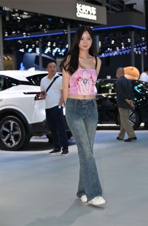 简单喇叭牛仔裤