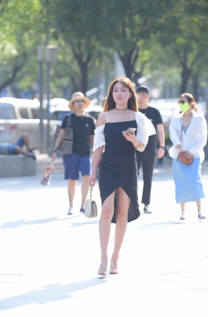 漂亮的黑色长裙美女