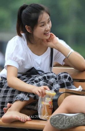 长椅上的开朗女孩