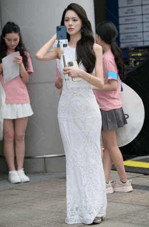 白色长裙美女