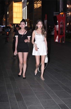 黑白配美女闺蜜街拍