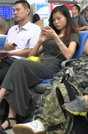玩手机的美女
