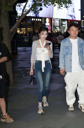 清新素雅牛仔裤小姐姐