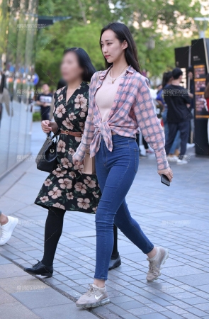 和妈妈在逛街