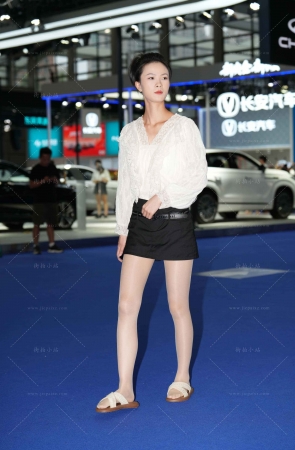 光滑肉丝腿美眉