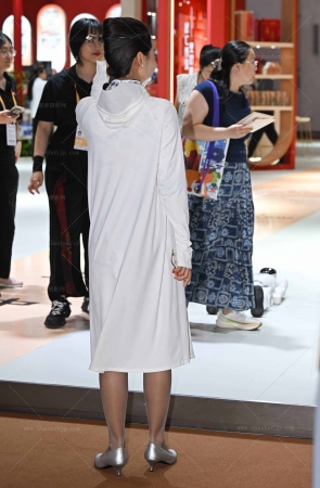 26415-23-84√一波海航空姐在馆内溜达呢 10P