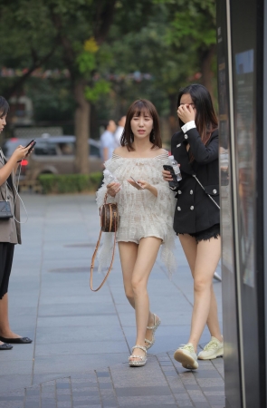 白热裤，好嫩的一双玉腿