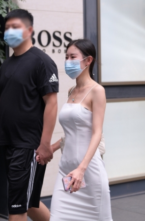 性感白色吊带裙