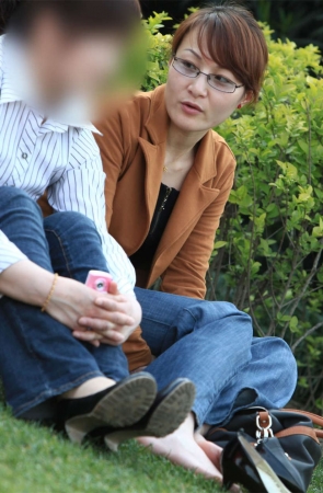 No1095 草地上几个少妇特写