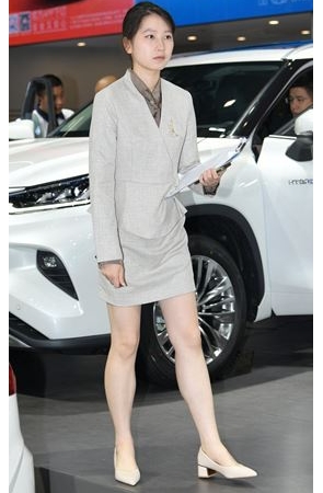 漂亮的包屯女销售(77P)