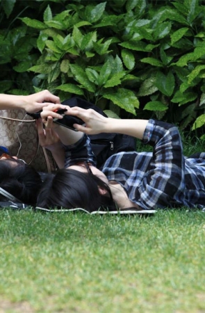 No1230 一双雪白的小脚，露了，但只给你看一个角度