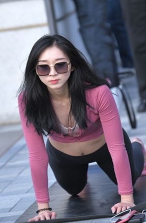 户外瑜伽美女(49P)