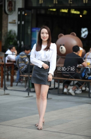 白衬衫，皮裙