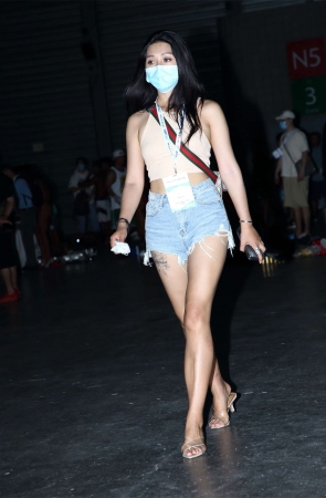 牛仔短裤热辣时尚