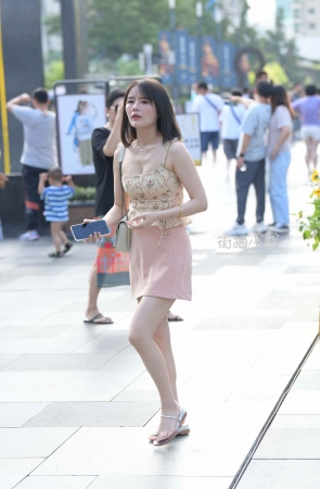 靓丽短裙美女朲槭