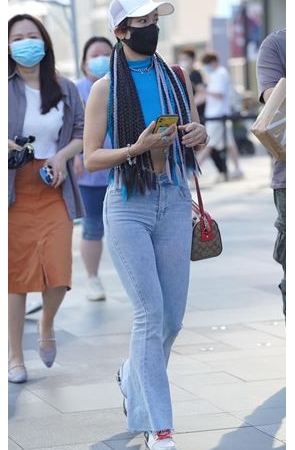 时尚的紧牛喇叭裤美眉(55P)