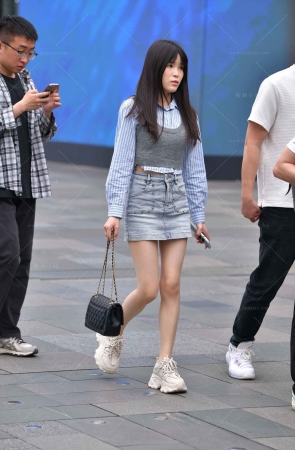 街拍毛衣外穿的牛仔裙R丝小姐姐