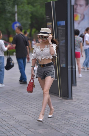 小蛮腰热裤时尚街拍美女
