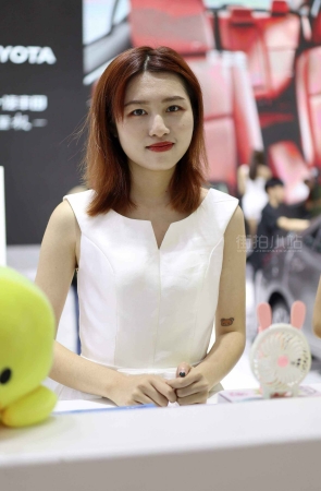 白裙礼仪妹子