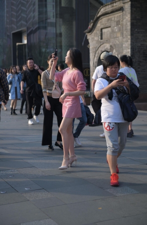 粉色皮裙小姐姐