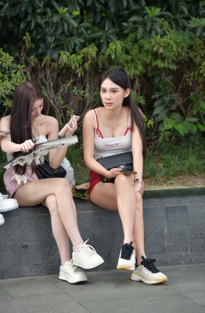 街拍长腿热裤闺蜜