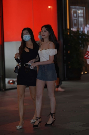 甜美青春姐妹花