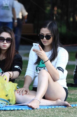 街拍超短裤美腿MM