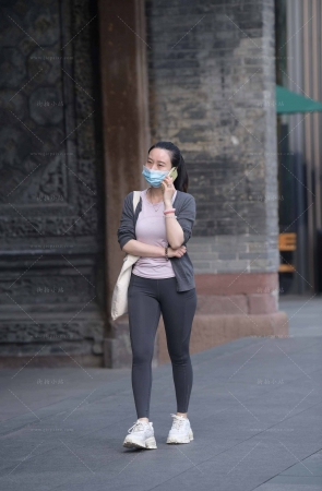 成熟的紧身裤美女姐姐