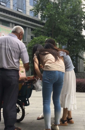 米色T恤超紧身渐变牛仔裤美女