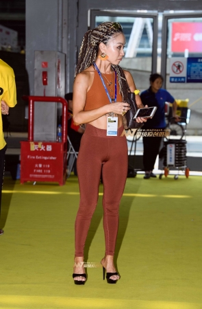 大露背紧身裤