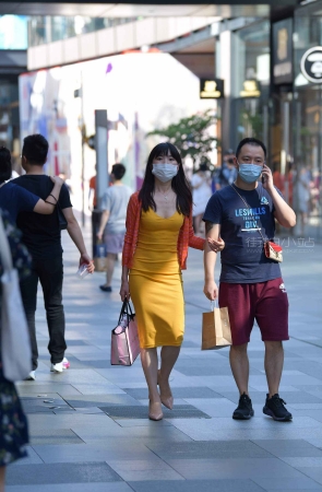 低胸裙性感高跟女友