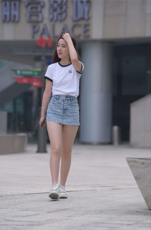一始街拍作品 - 蓝色牛仔热裤美女