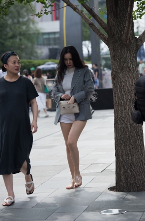 去咖啡店的小姐姐