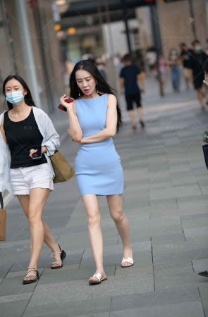 街拍蓝色裙小姐姐