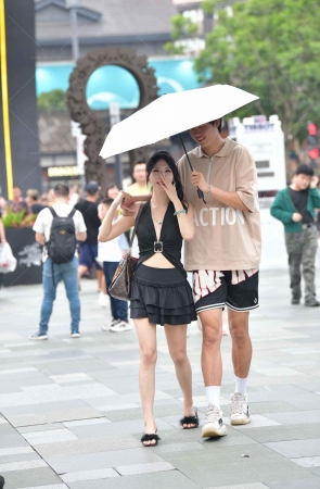 街拍黑色超短裙小姐姐