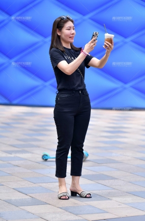 &韵味九分黑牛仔裤美女
