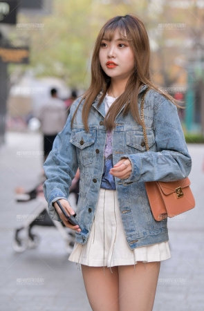 漂亮的短裙美女