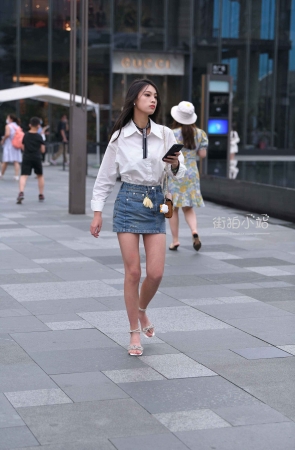牛仔裙小姐姐打招呼