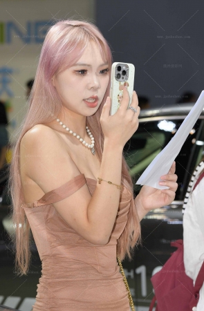 2469-30=102√白皙美腿小姐姐 13P