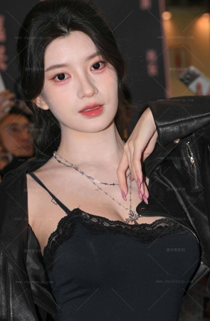 bb酱126√吊带连体服-低胸美足bb酱【套图➕4k 9P