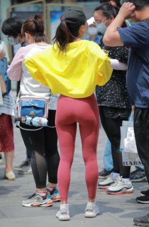 红色瑜伽裤女友