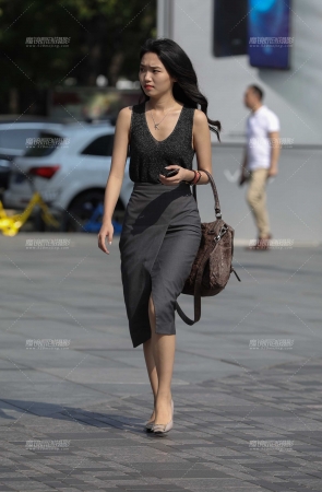 小背心，开叉裙，高跟美女