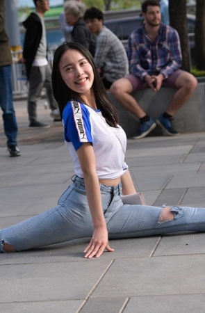 蓝色牛仔裤美女