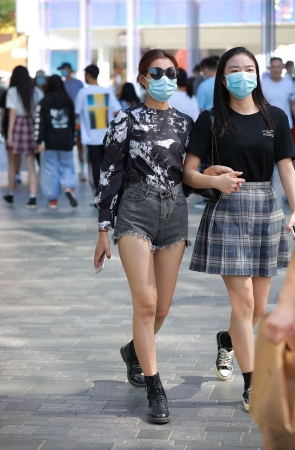 小默街拍作品 - 牛仔热裤小妹